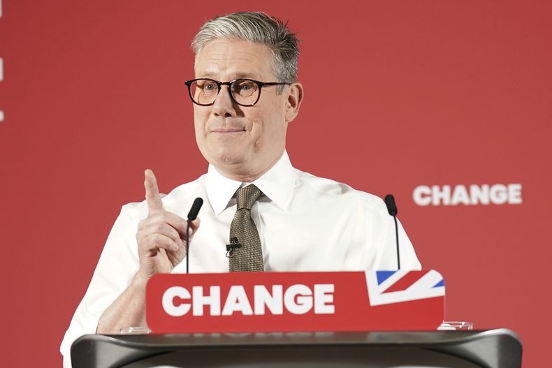 El líder del Partido Laborista de Reino Unido, Keir Starmer, da un discurso durante una visita a Lancing, en West Sussex, Inglaterra, el lunes 27 de mayo de 2024. (Stefan Rousseau/PA vía AP)