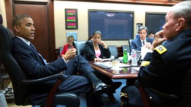 americateve | En esta imagen difundida por la Casa Blanca, el presidente Barack Obama se re&uacute;ne con el Consejo de Seguridad Nacional en la Sala de Situaci&oacute;n de la Casa Blanca, el jueves 7 de agosto de 2014, en Washington. Obama autoriz&oacute; el jueves bo