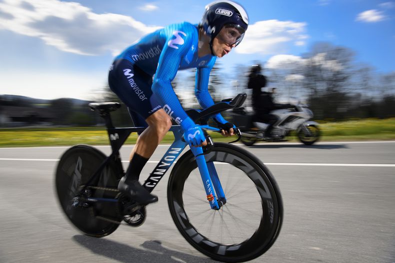 ARCHIVO - El colombiano Miguel Ángel López compite en la 74ta edición del Tour de Romandía, el 27 de abril de 2021 (Laurent Gillieron/Keystone via AP, archivo)