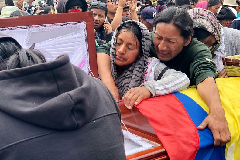 Dolientes lloran ante el ataúd de José Guamán, quien, según sus familiares, murió por una herida de bala sufrida durante las protestas antigubernamentales, en Otavalo, Ecuador, el viernes 17 de octubre de 2025. (Foto AP/Humberto Pérez)