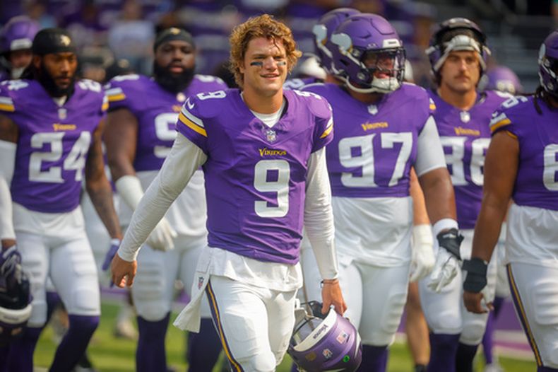 ARCHIVO - El quarterback J.J. McCarthy (9) de los Vikings de Minnesota previo a un juego de pretemporada contra los Ravens de Baltimore, el 22 de agosto de 2026, en Minneapolis. (AP Foto/Bruce Kluckhohn)
