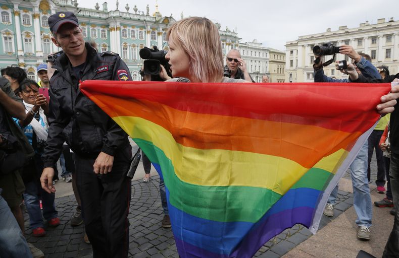 Un policía habla con una activista por los derechos gay durante una protesta en la plaza Dvortsovaya en San Petersburgo, Rusia, el 2 de agosto de 2015. (Foto AP/Dmitry Lovetsky, Archivo)