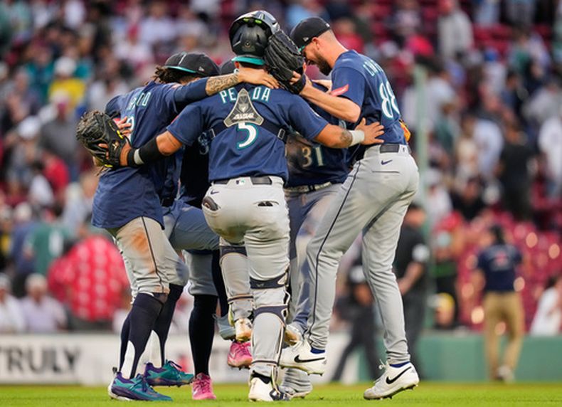 Jugadores de los Marineros de Seattle celebran después de derrotar a los Medias Rojas de Boston en partido de béisbol de Grandes Ligas el miércoles 2 de septiembre de 2026, en Boston. (AP Foto/Charles Krupa)