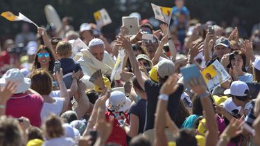 americateve | El papa Francisco es recibido jubilosamente al llegar a Campobasso, Italia, el s&aacute;bado 5 de julio del 2014. (AP Foto/Alessandra Tarantino)