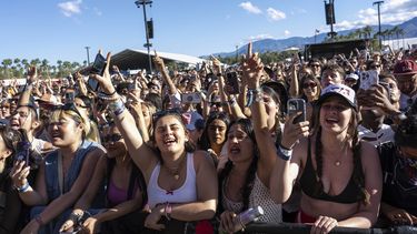 Asistentes al Festival de Música y Artes del Valle de Coachella en el Empire Polo Club el domingo 14 de abril de 2024, en Indio, California. El Servicio de Ciudadanía e Inmigración de los Estados Unidos (USCIS, por sus siglas en inglés) ha instituido un aumento del 250% en la tarifa de la visa para músicos internacionales que se presentan en EE.UU inclyendo festivales como Coachella. (Foto Amy Harris/Invision/AP)