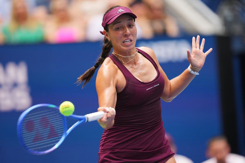Jessica Pegula devuelve ante Elena-Gabriela Ruse durante la primera ronda del US Open, el domingo 30 de agosto de 2026, en Nueva York. (AP Foto/Kirsty Wigglesworth)