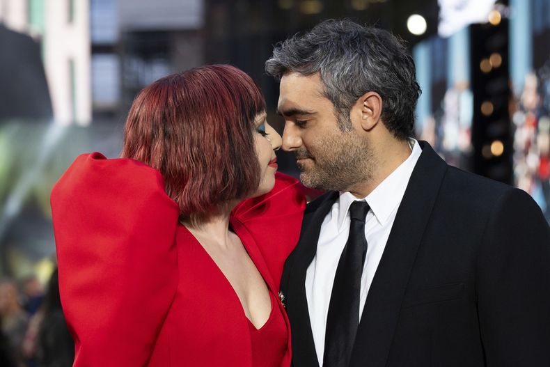 Lady Gaga, izquierda, y Michael Polansky posan para los fotógrafos al llegar al estreno de la película Joker: Folie A Deux el miércoles 25 de septiembre de 2024 en Londres. (Foto Scott A Garfitt/Invision/AP)