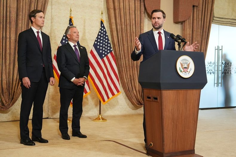 El vicepresidente de Estados Unidos, JD Vance, a la derecha, habla durante una conferencia de prensa tras reunirse con representantes de Pakistán e Irán mientras Jared Kushner, a la izquierda, y Steve Witkoff, enviado especial para misiones de paz, escuchan, el domingo 12 de abril de 2026 en Islamabad, Pakistñan. (AP Foto/Jacquelyn Martin, Pool)