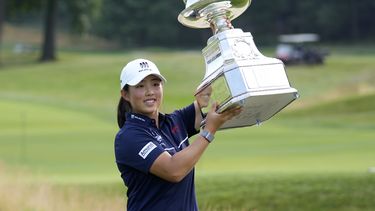 La golfista china Ruoning Yin muestra su trofeo del Campeonato Femenino de la PGA que conquistó en Springfield, Nueva Jersey, el domingo 25 de junio de 2023. (AP Foto/Seth Wenig)