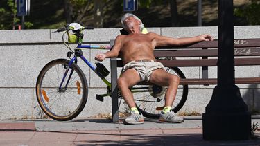 ARCHIVO - Un hombre toma el sol en un cálido día de primavera en Madrid, España, el 18 de abril de 2023. El mes pasado fue el abril más caluroso y seco en España desde que comenzaron los registros en 1961, según indicó la agencia meteorológica del país, afectado por una sequía.(AP Foto/Paul White, Archivo)