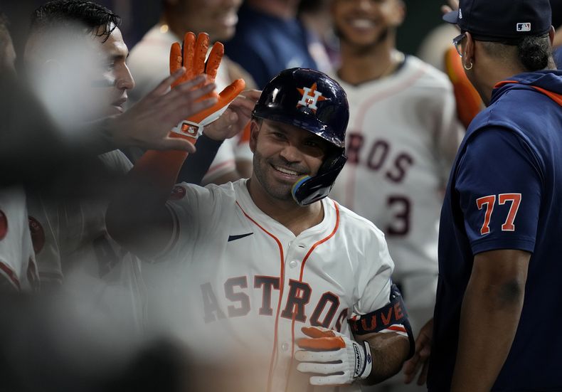 El venezolano José Altuve, de los Astros de Houston, festeja su jonrón en el cuarto inning del encuentro ante los Atléticos, el martes 27 de mayo de 2025 (AP Foto/Karen Warren)