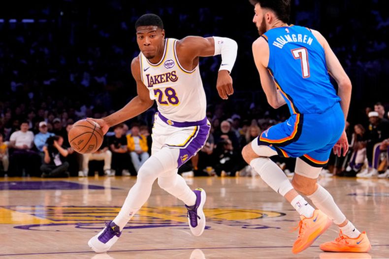 ARCHIVO - Rui Hachimura, izquierda, de los Lakers de Los Ángeles, encara a Chet Holmgren, del Thunder de Oklahoma City, durante la primera mitad del tercer juego de la serie de segunda ronda de los playoffs del baloncesto de la NBA, el 9 de mayo de 2026, en Los Ángeles. (AP Foto/Mark J. Terrill, Archivo)
