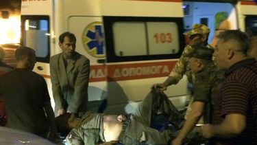 americateve | Activistas prorrusos transportan a un hombre herido en una explosi&oacute;n en Donetsk, Ucrania, el 12 de junio del 2014. La federaci&oacute;n europea de baloncesto retir&oacute; a Ucrania el derecho a organizar el Eurobasquet masculino del a&ntilde;o pr&