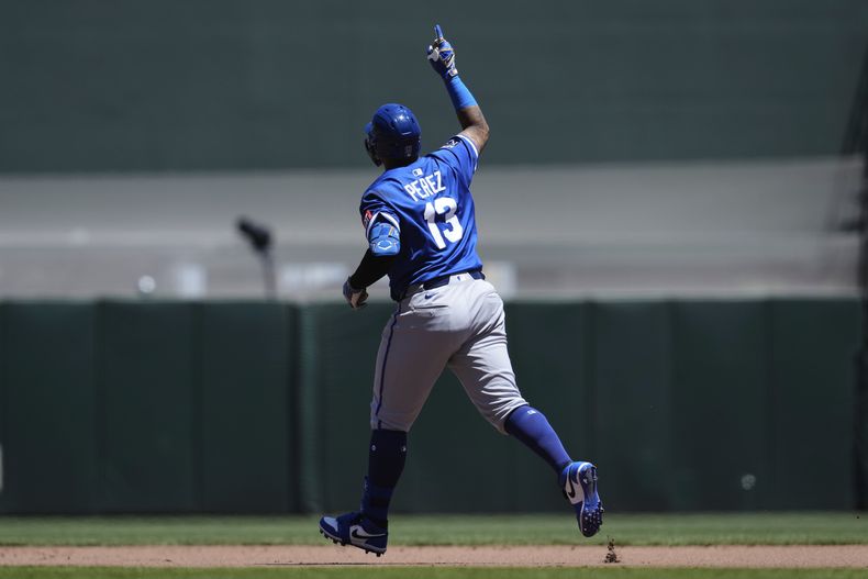 Salvador Pérez, de los Reales de Kansas City, corre las bases después de disparar un cuadrangular de dos carreras durante la cuarta entrada del juego de béisbol de Grandes Ligas contra los Gigantes de San Francisco, el miércoles 21 de mayo de 2025, en San Francisco. (AP Foto/Godofredo A. Vásquez)