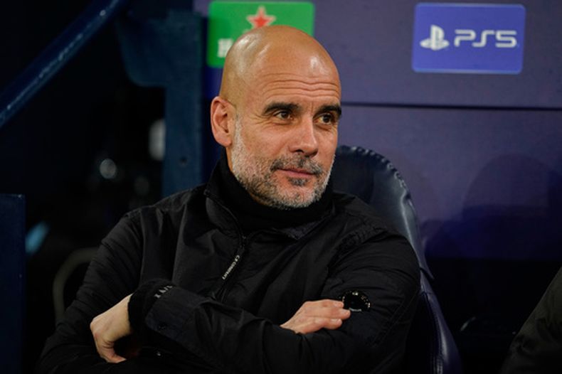 Pep Guardiola, entrenador español del Manchester City, se sienta antes de un partido de la Liga de Campeones ante el Galatasaray, el miércoles 28 de enero de 2026 (AP Foto/Dave Thompson)
