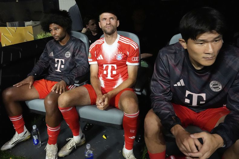 Serge Gnabry, junto a Thomas Müller y Kim Min-jae del Bayern Munich durante el juego de cuartos de final del Mundial de Clubes ante el Paris Saint-Germain el sábado 5 de julio del 2025. (AP Foto/Mike Stewart)