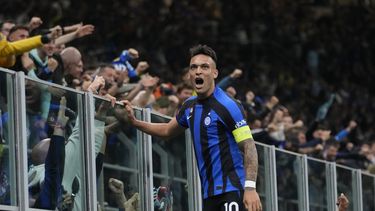 Lautaro Martínez celebra tras anotar el gol del Inter de Milán en la victoria 1-0 ante el AC Milan en la ida de las semifinales de la Liga de Campeones, el martes 16 de mayo de 2023. (AP Foto/Luca Bruno)