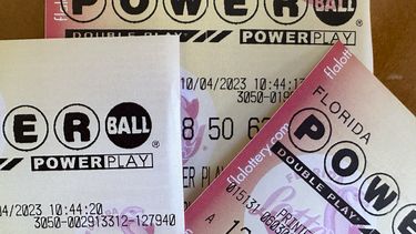 En esta imagen de archivo, boletos de la lotería Powerball dispuestos para una fotografía, el 4 de octubre de 2023, en Surfside, Florida. (AP Foto/Wilfredo Lee, archivo)
