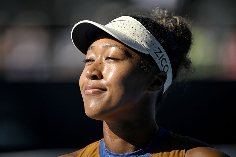 Naomi Osaka sonríe durante el partido contra Alycia Parks en la semifinal del torneo de Auckland, en Nueva Zelanda, el sábado 4 de enero de 2025. (Alan Lee/Photosport vía AP)