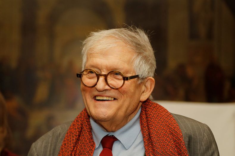 ARCHIVO - El artista David Hockney, tras presentar el diseño de la botella para la añada de 2014 del vino Château Mouton Rothschild en Londres, el 3 de febrero de 2017. (AP Foto/Frank Augstein, archivo)