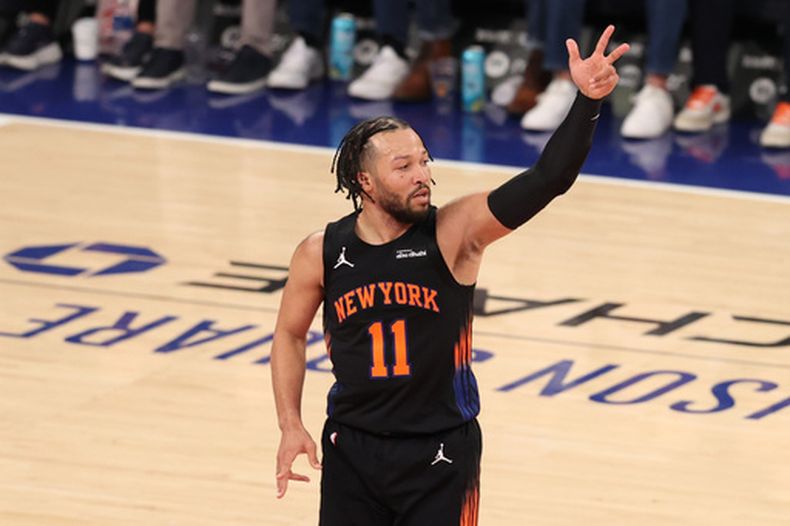 El base de los Knicks de Nueva York, Jalen Brunson (11), reacciona tras anotar un triple durante la primera mitad de un juego de baloncesto de la NBA contra los Pelicans de Nueva Orleans, el martes 24 de marzo de 2026, en Nueva York. (Foto AP/Pamela Smith)