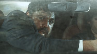 En esta imagen proporcionada por Prime Video, Vicky Luengo, derecha, y Hovik Keuchkerian en una escena de Reina Roja. (Prime Video vía AP)