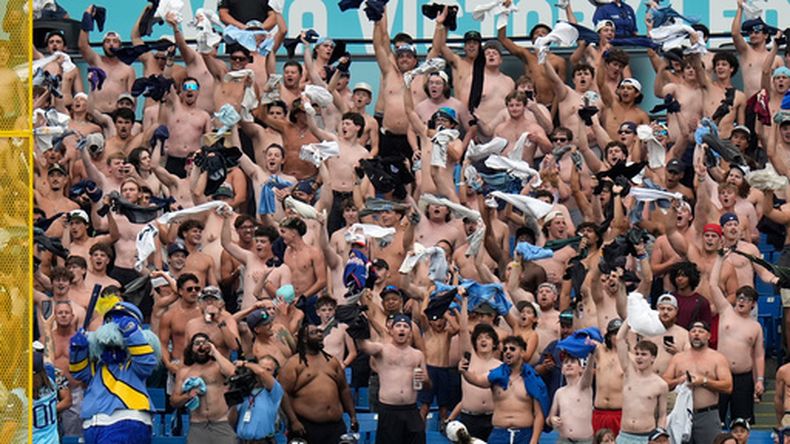 Fanáticos de los Rays de Tampa Bay festejan sin camiseta durante el encuetnro del miércoles 20 de mayo de 2026 ante los Orioles de Baltimore (AP Foto/Chris OMeara)
