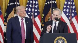 El zar de la IA y las criptomonedes de la Casa Blanca, David Sacks, habla mientras el presidente Donald Trump escucha, en un evento para la promulgación de la Ley GENIUS, un proyecto de ley que regula las stablecoins, que son un tipo de criptomoneda, en la Sala Este de la Casa Blanca, el viernes 18 de julio de 2025, en Washington. (AP Foto/Alex Brandon)