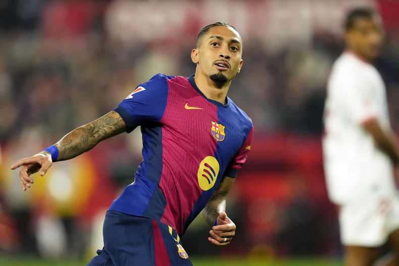 Raphinha celebra tras marcar el tercer gol del Barcelona en la victoria 4-1 ante el Sevilla en la Liga española, el domingo 9 de febrero de 2025. (AP Foto/José Bretón)