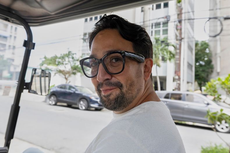 Lin-Manuel Miranda viaja en un carrito de golf durante el evento de clausura del Fondo Flamboyán para las Artes en San Juan, Puerto Rico, el sábado 13 de septiembre de 2025. (Foto AP/Alejandro Granadillo)