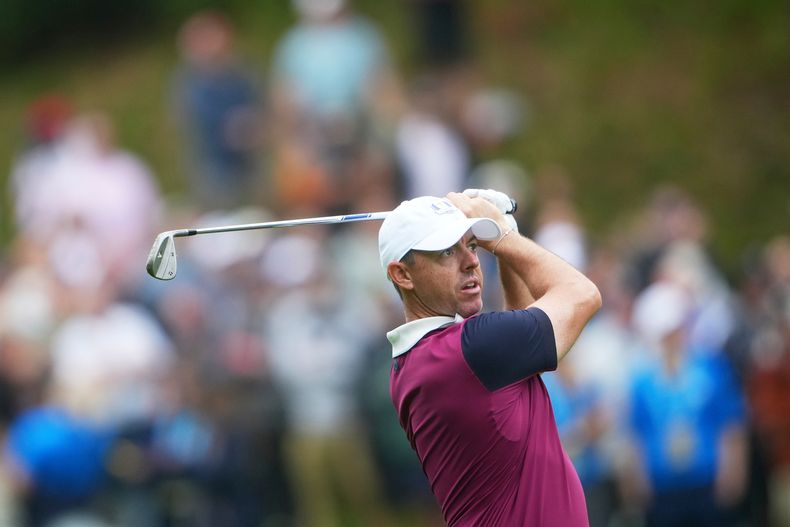 Rory McIlroy de Europa disputa el quinto hoyo durante la ronda de práctica de la Copa Ryder en Bethpage Black golf course el jueves 25 de septiembre del 2025. (AP Foto/Lindsey Wasson)