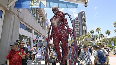 ARCHIVO - Una criatura robótica rueda frente al centro de convenciones el tercer día de Comic-Con International el 23 de julio de 2022 en San Diego. El espectáculo de cómics y cultura pop, que atrae a más de 130.000 fans anualmente se celebra este fin de semana. (Foto Denis Poroy/Invision/AP, archivo)
