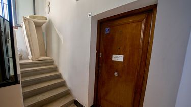 La puerta de la casa de la que María del Carmen Abascal, de 87 años, fue desalojada, lo que desató protestas en España. En la puerta hay un mensaje que dice Descansa en paz, Maricarmen, en Madrid, el 8 de octubre de 2026. (Foto AP/Manu Fernández)