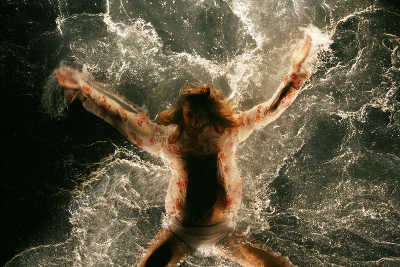 En esta foto del 18 de abril del 2007, un artista del grupo teatral argentino Fuerza Bruta adentro de un tanque pl&aacute;stico de agua en Bogot&aacute;, Colombia. Primero vino "De La Guarda", luego, "Fuerza Bruta". Ahora la tercera pa