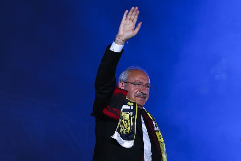 ARCHIVO - El líder del partido turco CHP y candidato presidencial de la Alianza Nación, Kemal Kilicdaroglu, hace gestos a sus seguidores durante un acto de campaña en Ankara, Turquía, el viernes 12 de mayo de 2023. (AP Foto/Ali Unal)