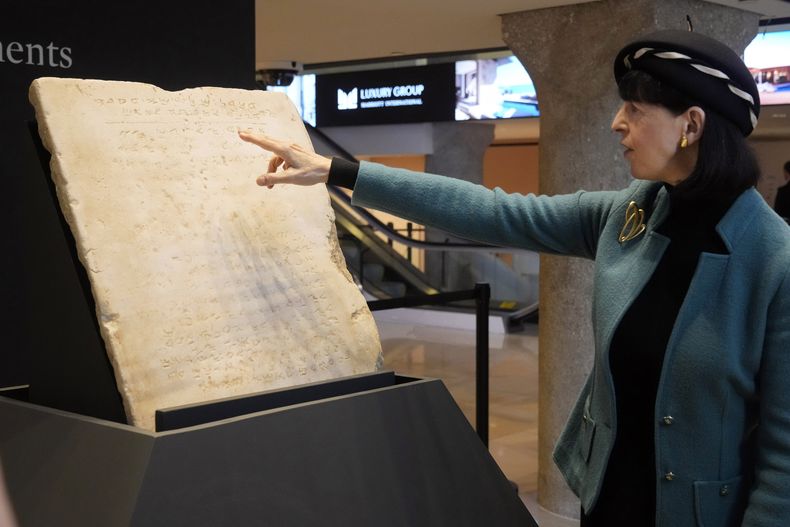 Sharon Liberman Mintz, especialista en temas judíos, libros y manuscritos para Sothebys, con la tabla de los Diez Mandamientos más vieja que se conozca, en Sothebys, en Nueva York, el 9 de diciembre del 2024. (AP foto/Richard Drew)