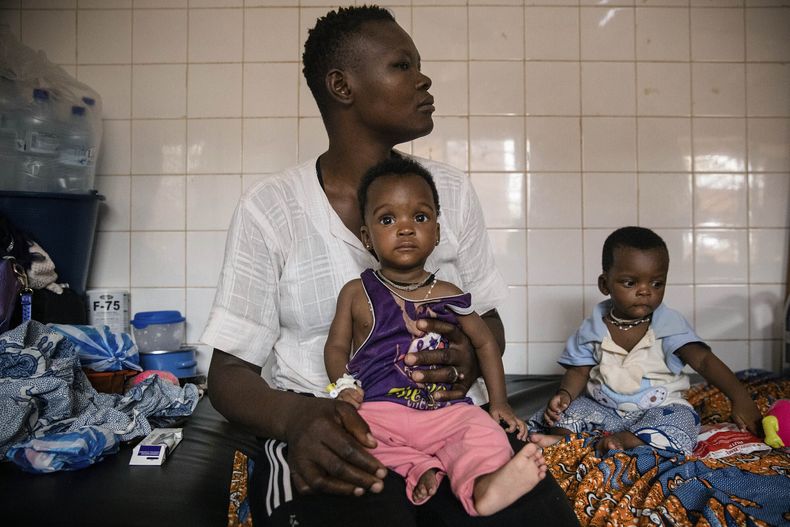 ARCHIVO - Niños desnutrudos aguardan tratamiento en el hospital Boulmiougou en Ouagadougou, Burkina Faso, 15 de abril de 2022. La agencia alimentaria de la ONU dice que millones de personas hambrientas en África occidental carecen de ayuda porque sus escasos fondos no le permiten responder adecuadamente a la crisis de hambre regional más grave de los últimos 10 años. (AP Foto/Sophie Garcia, File)