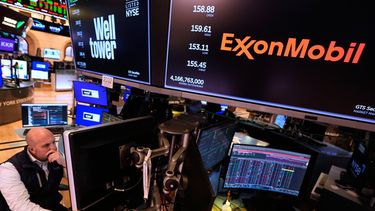 Un logotipo de ExxonMobil en una pantalla en sede de la Bolsa de Nueva York, el 2 de marzo de 2026. (Foto AP/Seth Wenig)