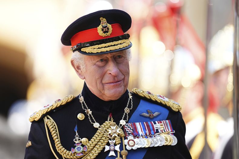 El rey de Inglaterra Carlos III asiste a la presentación de nuevos estandartes en el Castillo de Windsor, Inglaterra, el lunes 12 de mayo de 2025. (Aaron Chown/Pool via AP)