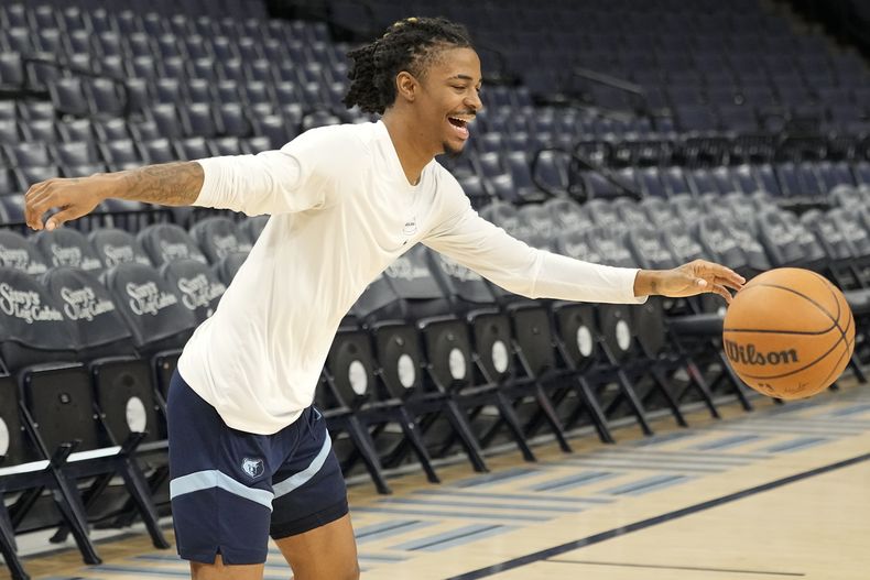 Ja Morant, base de los Grizzlies de Memphis, persigue un balón durante una práctica de baloncesto de su equipo, el viernes 15 de diciembre de 2023, en Memphis, Tennessee. (AP Foto/George Walker IV)