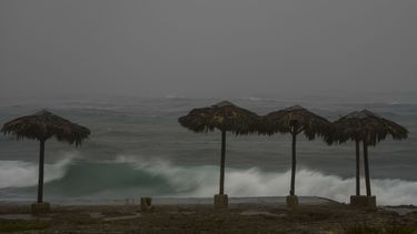 Las olas rompen en la playa durante el paso del huracán Rafael en La Habana, Cuba, el miércoles 6 de noviembre de 2024. Tras su paso, gran parte de la isla se mantiene sin energía eléctrica, el 7 de noviembre de 2024. (Foto AP/Ramón Espinosa)