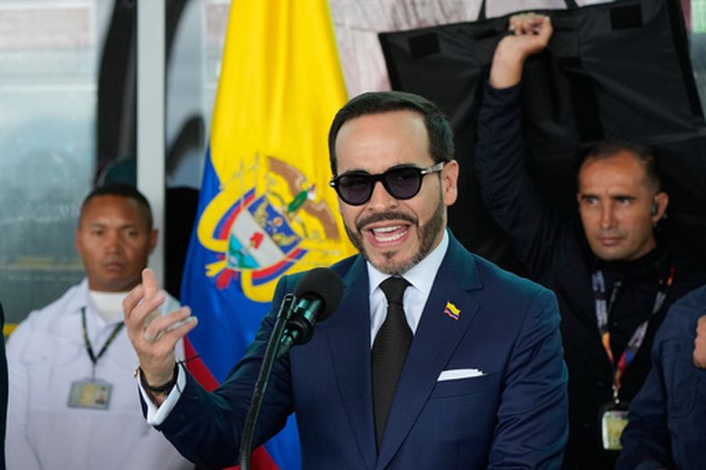 El presidente de Colombia, Abelardo de la Espriella, ofrece una conferencia de prensa durante un recorrido por las obras de construcción de la primera línea del metro de Bogotá, Colombia, el miércoles 2 de septiembre de 2026. (Foto AP/Fernando Vergara)