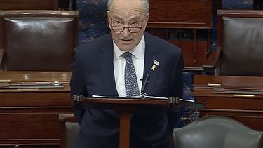 En esta imagen de un video distribuida por Senate TV, el líder de la mayoría demócrata en el Senado, Chuck Schumer, habla en el recinto, Washington, 14 de marzo de 2024. Schumer, quien llama a Israel a realizar elecciones, sostuvo que el primer ministro Benjamin Netanyahy ha perdido el rumbo en medio de bombardeo de Gaza y la crisis humanitaria en el territorio. (Senate TV via AP)