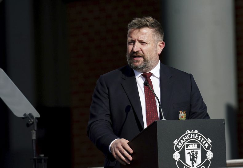 ARCHIVO - Foto del 3 de mayo del 2023, el director ejecutivo del Manchester United Richard Arnold hablando. El miércoles 15 de noviembre el equipo anuncia que Arnold dejará su posición. (Nick Potts/PA via AP, Archivo)