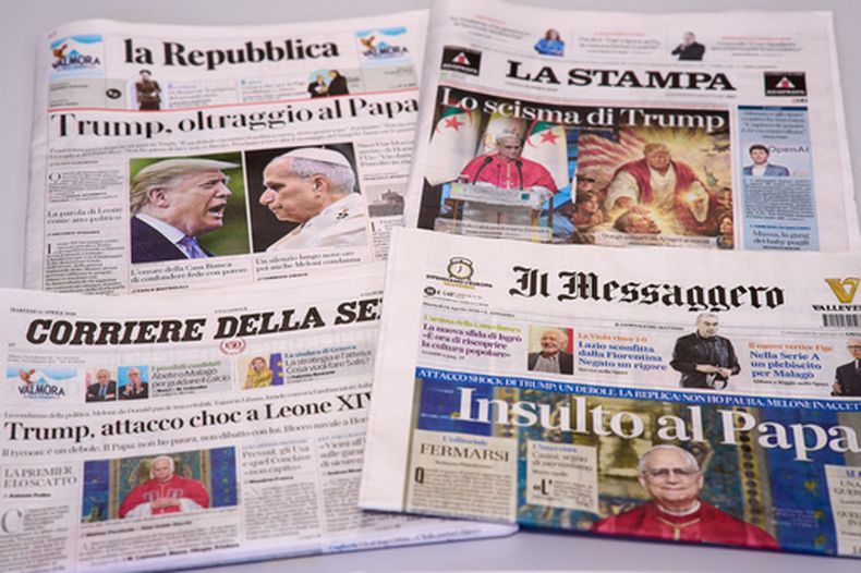 Las portadas de diarios italianos sobre los comentarios peyorativos proferidos por el presidente estadounidense Donald Trump contra el papa León XIV. Foto tomada el 14 de abril del 2026. (AP foto/Domenico Stinellis)