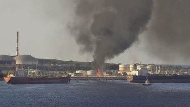 explosion de bombas de petroleo desata incendio en puerto de matanzas