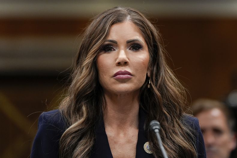 La secretaria de Seguridad Nacional, Kristi Noem, llega a una audiencia en el Capitolio, el jueves 8 de mayo de 2025, en Washington. (AP Foto/Julia Demaree Nikhinson)
