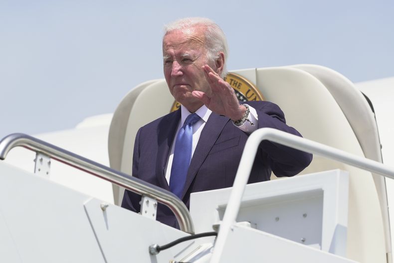 El presidente Joe Biden baja del Air Force One al llegar a la Base Andrews de la Fuerza Aérea en Maryland, el martes 23 de julio de 2024. (AP Foto/Manuel Balce Ceneta)