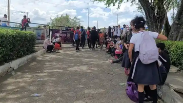 Más de 4 mil niños cruzan la frontera diariamente “bajo un sol inclemente” para estudiar en Colombia