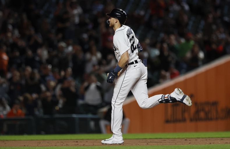 Parker Meadows, de los Tigres de Detroit, recorre las bases luego de batear un jonrón el martes 26 de septiembre de 2023, en el encuentro ante los Reales de Kansas City (AP Foto/Duane Burleson)